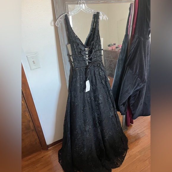 HOMECOMING AND PROM DRESSES - Picture 6 of 8